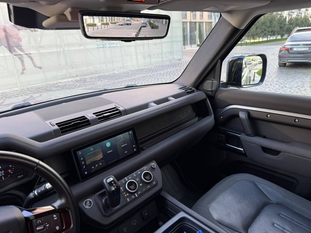 Land Rover Defender 2023